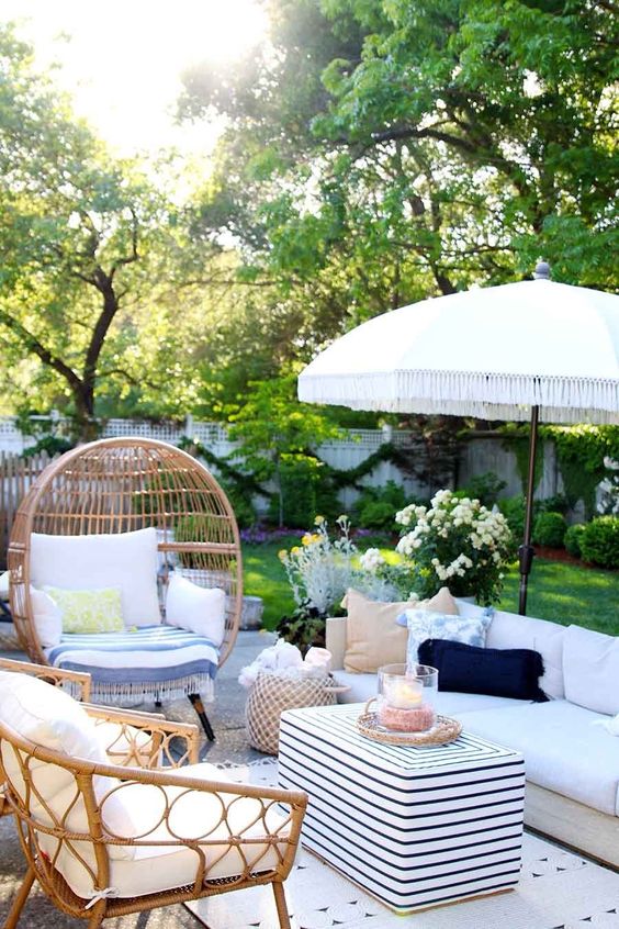 Beautiful outdoor spaces to help inspire you to elevate your outdoor living. #outdoorspaces #outdooroasis #outdoorliving