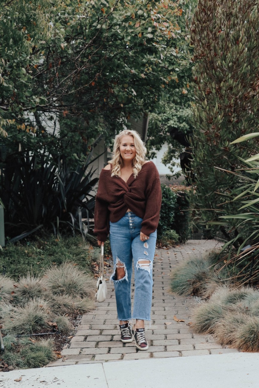 Twist front sweater and jeans. Casual fall outfit for preschool drop off and pick up. #falloutfit #fallstyle #fallsweater #twistfrontsweater