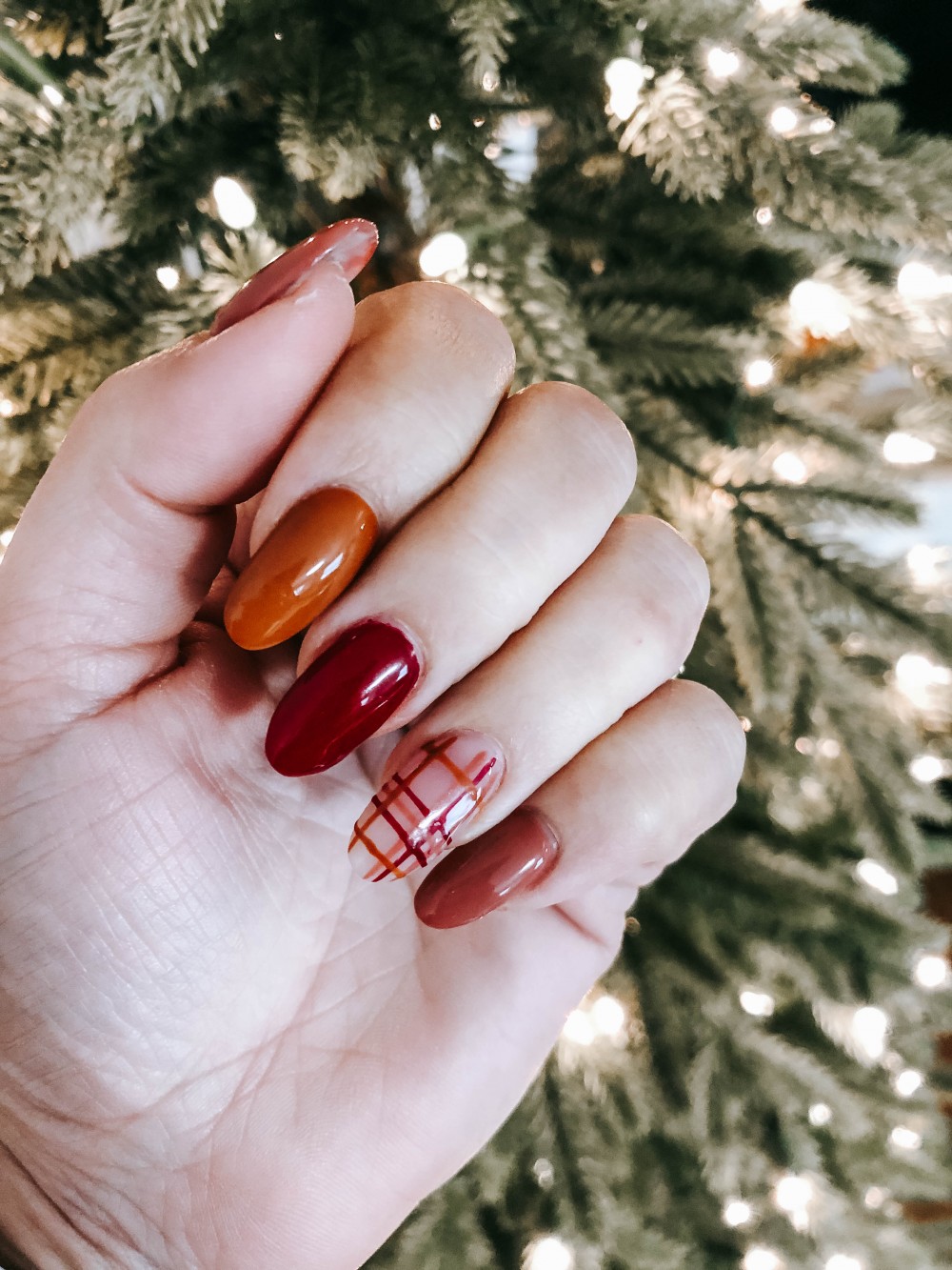 Fall nail art ideas plaid accent nail art. 