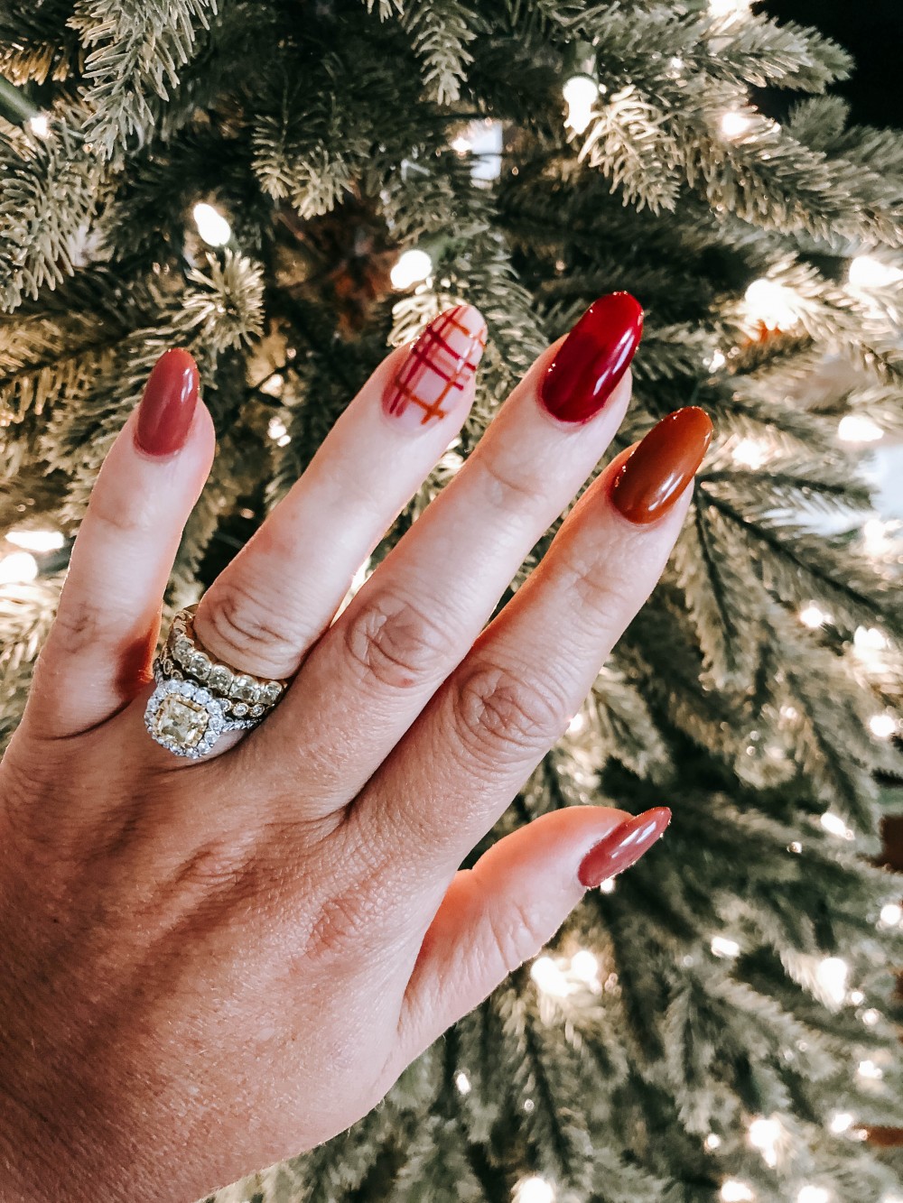 Fall nail art ideas plaid accent nail art. 