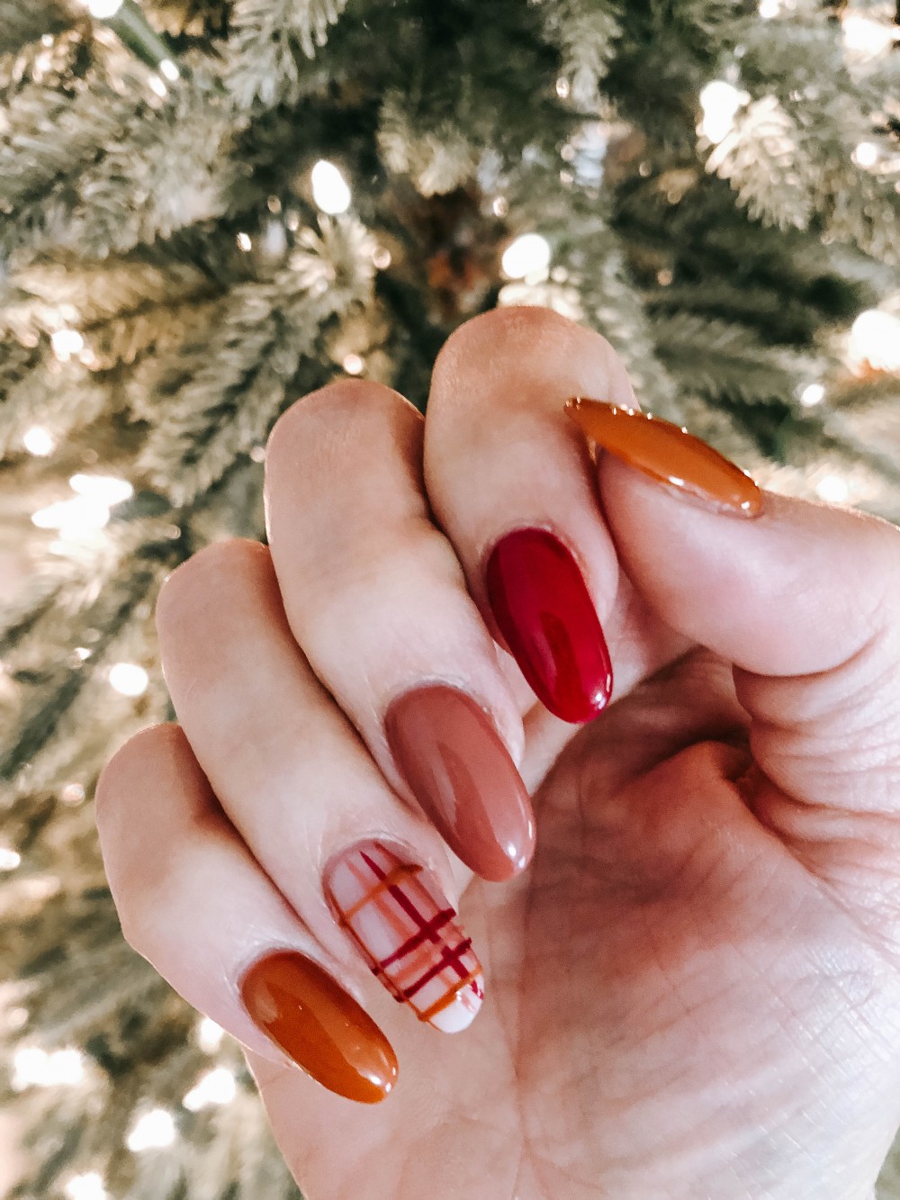 Fall nail art ideas plaid accent nail art. 