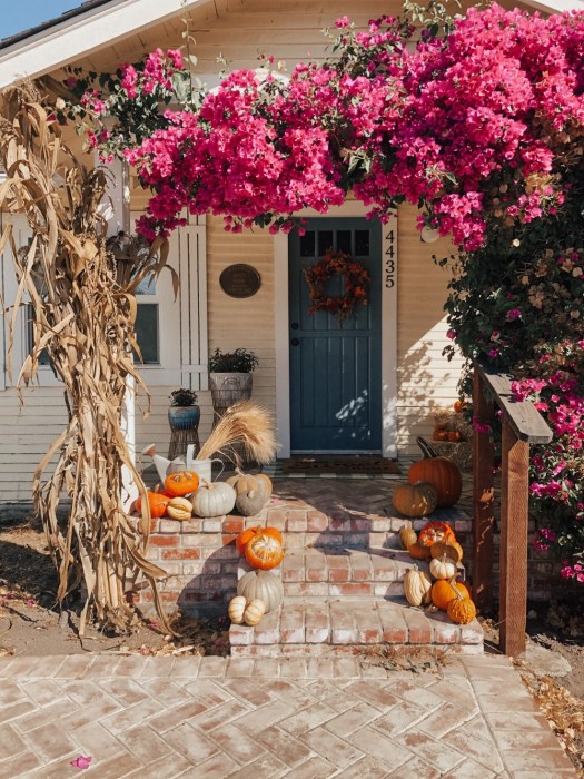 How to Create the Perfect Fall Porch. Sharing the 6 elements every fall porch needs on the blog. Click on over to read the post! #fallporch #fallporchdecor #porchdecor