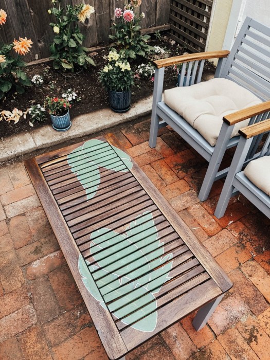 How to refinish old outdoor wood furniture and give it a second life. Click on over to the post to check it out and get inspiration! #diy #outdoorfurniture