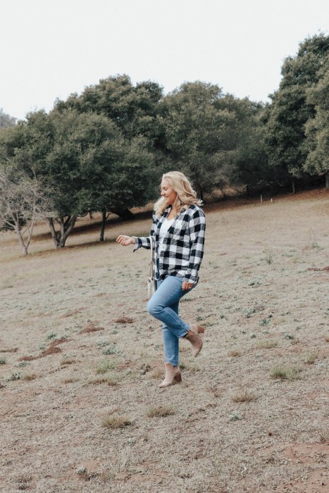 Sharing two ways to wear a buffalo plaid shirt on the blog! Head to the post to check out the other look. #falloutfitideas #thanksgivingoutfit #buffaloplaid #buffalocheck