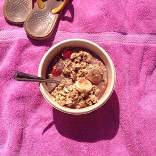  Flip flops, beach towel & an acai bowl for some ☀️day funday!  